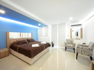 雅戈丁那阿真特卢克斯旅馆的一间卧室设有一张床和蓝色的墙壁