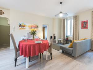 阿维尼翁迷人阿维尼翁中心公寓的一间用餐室,配有红色的桌子和椅子