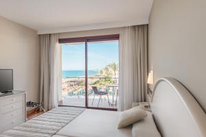 卡拉德米哈斯VIK太阳海岸大酒店的一间卧室配有一张床,享有海景