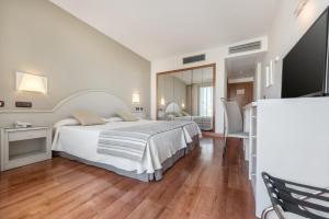 卡拉德米哈斯VIK太阳海岸大酒店的白色卧室配有床和镜子