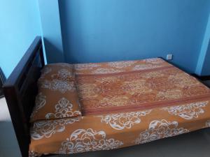 库鲁内格勒Saragama Holiday Resort的一张配有棕色和白色床单的小床