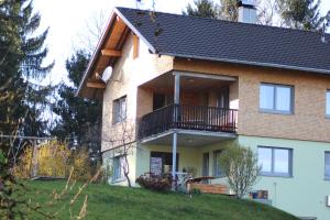 阿尔贝施文德Naturparadies Silvia的山顶上带阳台的房子