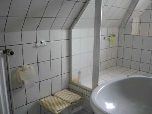 AusackerFerienwohnung Doelling的白色瓷砖浴室设有水槽和淋浴
