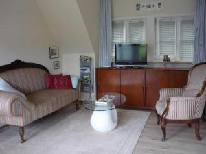AusackerFerienwohnung Doelling的带沙发和电视的客厅