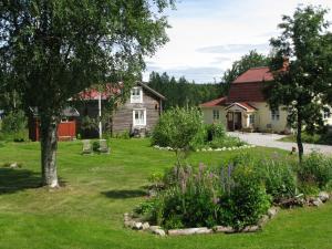 LugnvikStuga Lugnvik的一座带房子的院子和一座鲜花盛开的花园