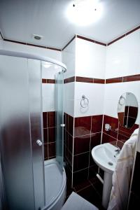 克拉斯诺达尔多布里特拉迪茨酒店的带淋浴、卫生间和盥洗盆的浴室