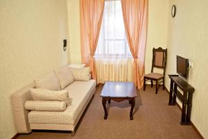 克拉斯诺达尔多布里特拉迪茨酒店的带沙发、桌子和窗户的客厅