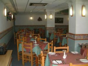 圣保罗湾城休闲旅馆酒店 的餐厅内带桌椅的用餐室