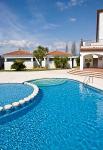 菲格拉斯邦雷腾酒店的一座房子前面的蓝色海水游泳池