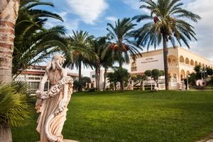 圣焦尔焦约尼科圣乔瓦尼村酒店的棕榈树公园里一个女人的雕像