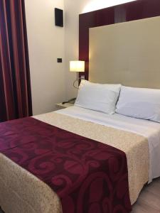 弗拉斯卡蒂艾尔伯格全景酒店的一间卧室配有一张带红色毯子的大床