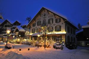 格施塔德欧登酒店的一座大建筑物,在晚上下雪