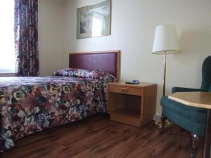 圣安东尼港湾宾馆的酒店客房,配有床、灯和椅子