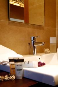 圣地亚哥－德孔波斯特拉阿尔塔酒店的浴室水槽配有牙刷和咖啡