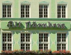 汉堡纽伦堡阿尔特酒店的绿色建筑,窗户上涂鸦