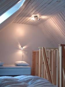 斯塔德伊斯塔德露营地的一间卧室设有两张双层床和一扇窗户。