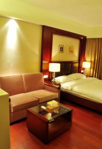 上海上海静安紫苑酒店公寓的酒店客房,配有床和沙发