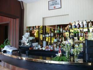 加瓦尔尼维涅马尔酒店的酒吧里有很多瓶装酒精饮料
