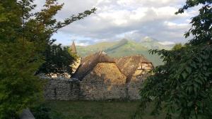 Saint-SavinLes Rochers的一座古老的石头建筑,以群山为背景