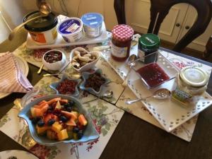 法纳姆Vine Cottage的桌子上放着食物和一碗水果