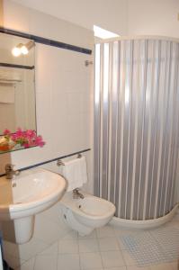 弗卡诺孔蒂酒店的浴室配有白色卫生间和盥洗盆。