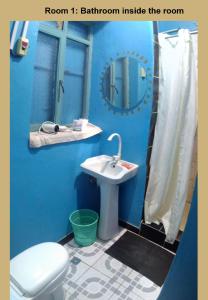 巴赫达尔B&B The Annex的一间带卫生间、水槽和镜子的浴室