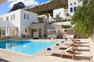 斯基罗斯岛Skyros Ammos Hotel的别墅 - 带游泳池和躺椅