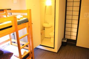 K's House Tokyo Oasis - Asakusa Downtown客房内的一张或多张双层床