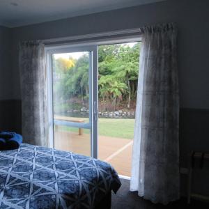 斯特拉特福德Brecon Pond Bed & Breakfast的卧室设有窗户,享有庭院的景色