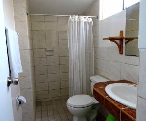 米拉玛旅舍的一间浴室