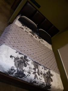 门格洛尔Belen - Service Apartment的床上铺有花卉床单的床