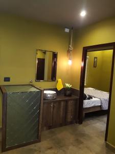 门格洛尔Belen - Service Apartment的一间设有镜子的房间和一张位于房间的床