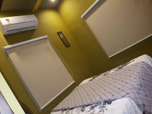 门格洛尔Belen - Service Apartment的小房间设有床和墙壁