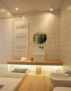 曼托瓦Casa Iolanda的一间带水槽和镜子的浴室
