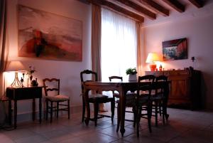 圣艾尼昂Chambres d'Hôtes Les Bords du Cher的一间带桌椅和窗户的用餐室