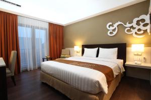邦加槟港阿斯顿瑟尔滨海酒店及会议中心 - 邦加的一间位于酒店客房内的带大床的卧室