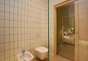 曼托瓦Casa Iolanda的一间带卫生间和坐浴盆的浴室