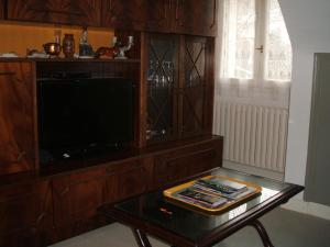 Plonevez-PorzayMaison Lallier的客厅配有电视和茶几