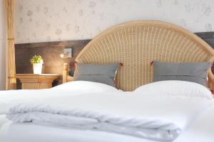 贝尔吉施格拉德巴赫雷法塔霍夫酒店的卧室内的两张床,配有白色床单和枕头
