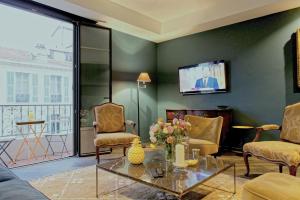 尼斯Ze Perfect Place - Élégant appartement avec terrasse - Promenade des Arts的客厅配有沙发、椅子和电视