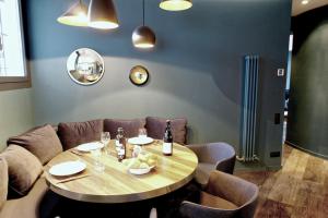 尼斯Ze Perfect Place - Élégant appartement avec terrasse - Promenade des Arts的一间带桌椅的用餐室
