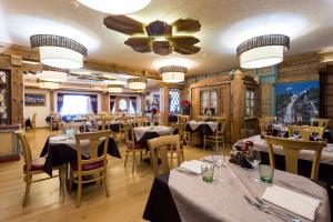 卡德尔佐内Hotel Maso del Brenta的一间带桌椅和天花板的餐厅