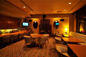 日光汤元小滨市酒店的一间带桌椅的餐厅和一间酒吧