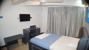Econo Lodge客房内的一张或多张床位