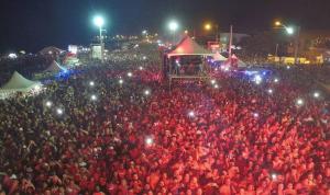 伊塔奥卡Pousada Portal da Ilha的一群人晚上穿着红色衣服