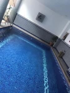 非斯Riad Amor - Suite & Spa的室内的蓝色海水游泳池