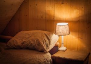 LoppemHof ter Sysen的一间卧室配有一张床和一张桌子上的台灯