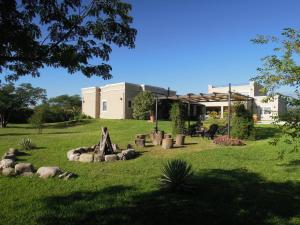 El Encón查卡拉酒店的一群动物躺在房子前面的草上