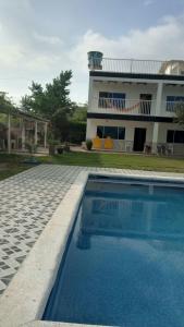 TubaráCasa de Campo Palmarito的房屋前有游泳池的房子