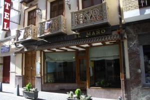 韦斯卡尔Hotel El Maño的前面有海 ⁇ 标志的建筑